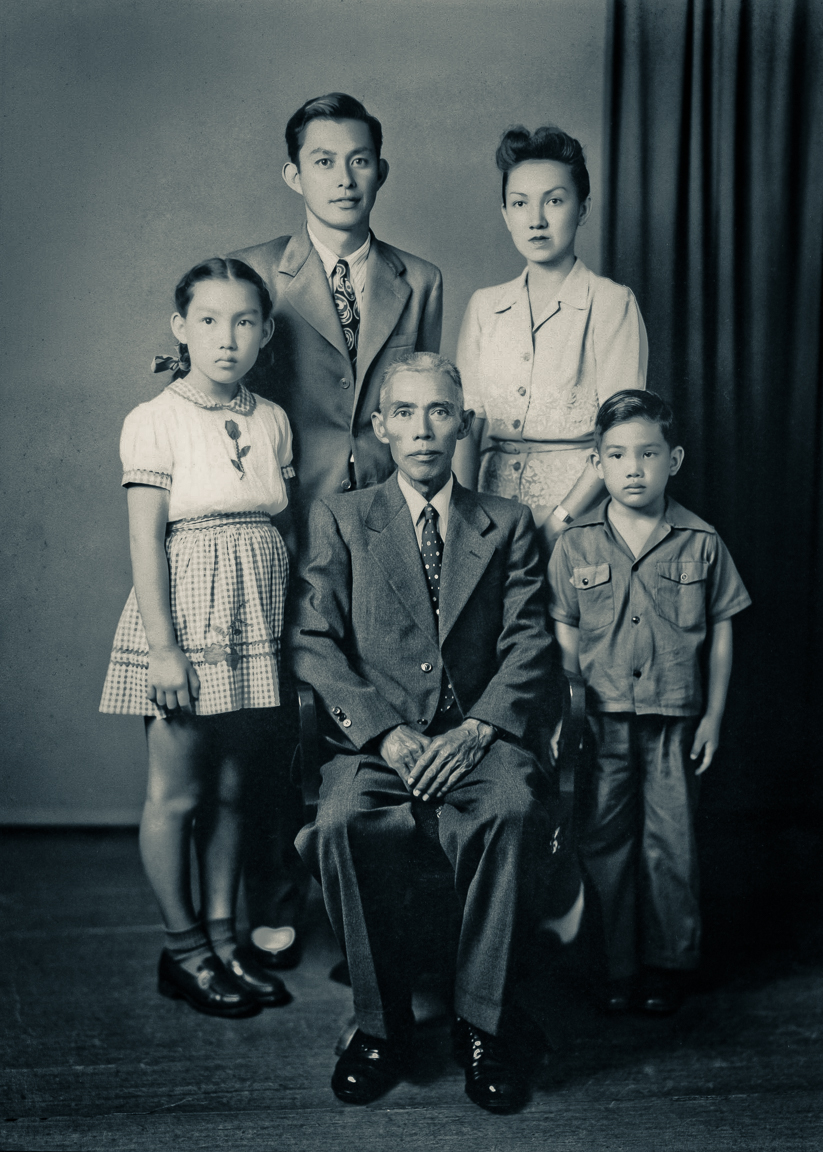 Fujimoto Family 藤元 ca. 1943, Hawaii